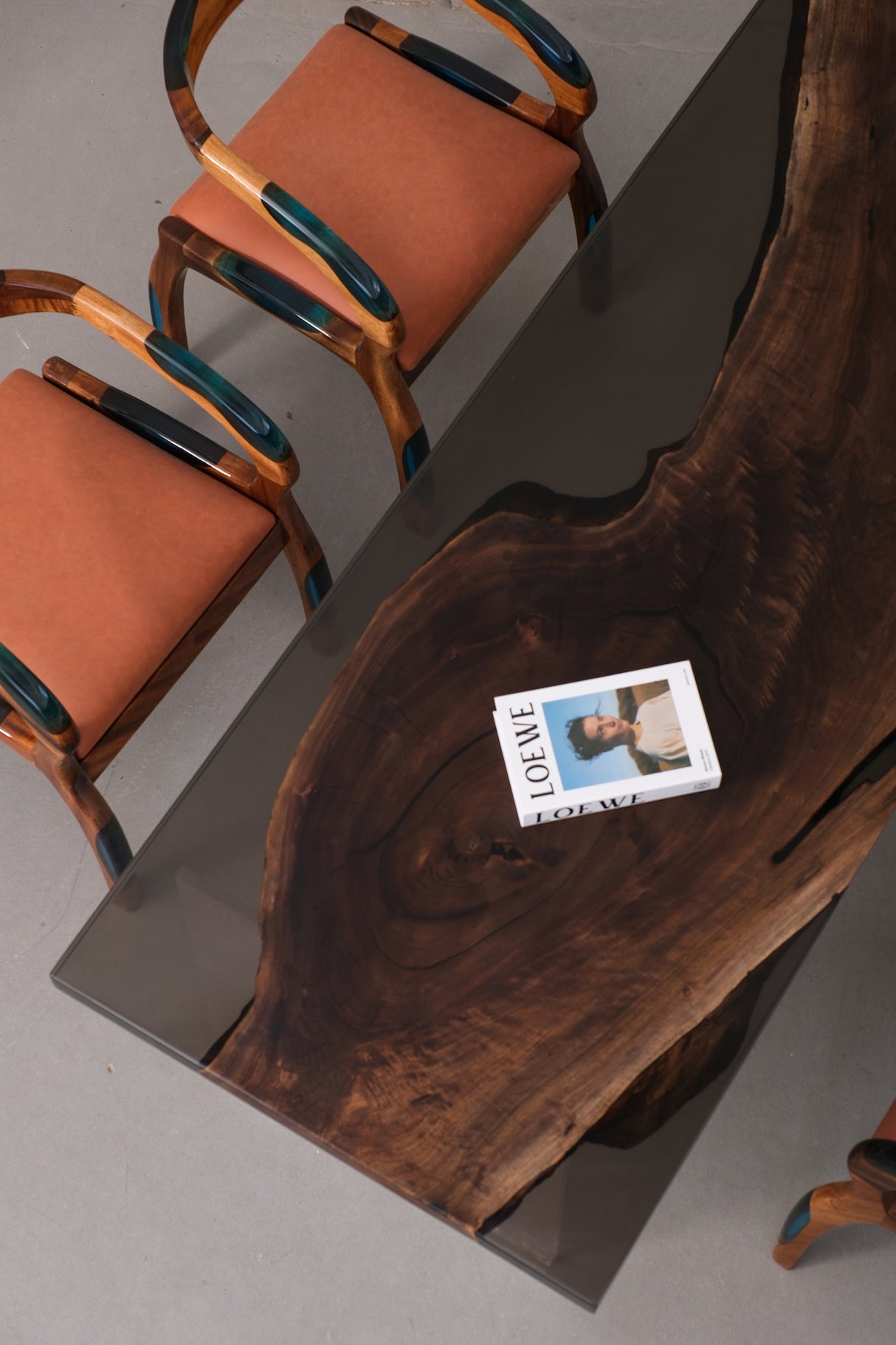 retangular-black-walnut-epoxy-resin-table