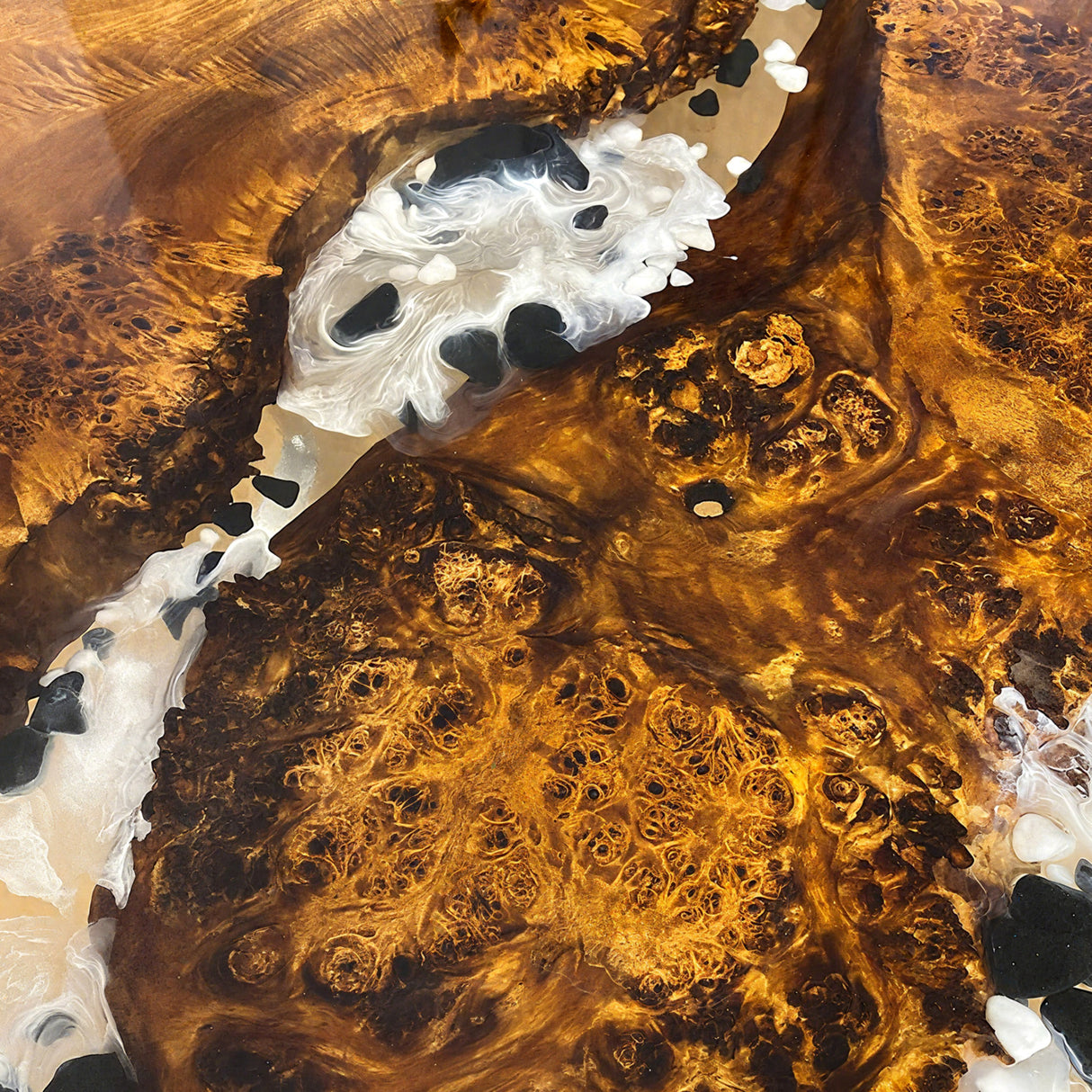 Elite Poplar Wood & Transparent Resin with Black and White Pebbles Round Coffee Table ECT-198
